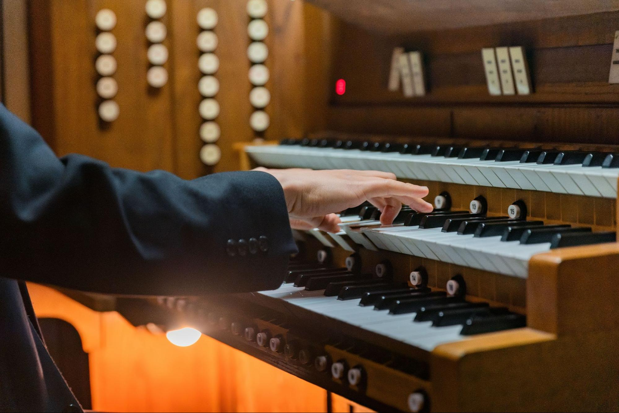 Jak akustyka tworzy wyjątkowy koncert organowy na żywo?