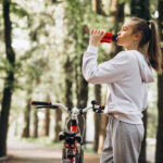 Reklama w aktywnym środowisku – jakie gadżety dla sportowców? Young sporty woman riding bicycle in the park